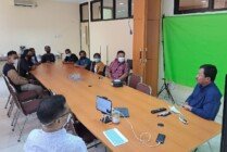 Kabag Kesra Pemkab Asmat, Aloysius Pasauran bersama lima anak asli Asmat melakukan pertemuan dengan pihak Unpad Bandung, Senin (20/6/2022). (Foto: Ist)