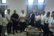 Tim penyelesaian tanah pelabuhan Poumako saat menyerahkan dokumen ke pihak BPN Kabupaten Mimika, Rabu (22/6/2022). (Foto: Kristin Rejang/Seputarpapua)