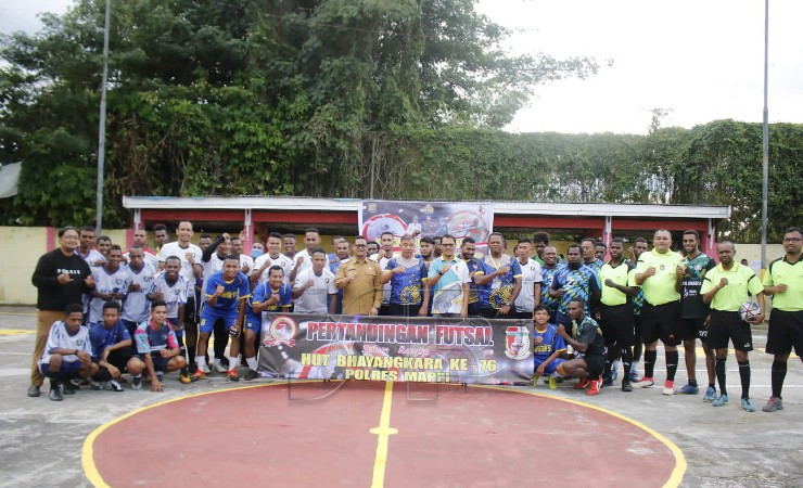 Pj Bupati Mappi Michael R. Gomar foto bersama dengan Wakapolres dan Ketua KONI serta tim futsal dan perangkat pertanding, Senin (20/6/2022). (Foto: Ist/Seputarpapua)