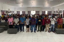 Jajaran pengurus YPMAK foto bersama dengan ratusan peserta Bimbingan Teknis Pembuatan Laporan Pertanggungjawaban dan Laporan Program Kampung untuk Tim Pokja Highland dan Pesisir Tahap II, di Timika, Papua pada Rabu (22/6/2022). (Foto: Yonri/Seputarpapua)