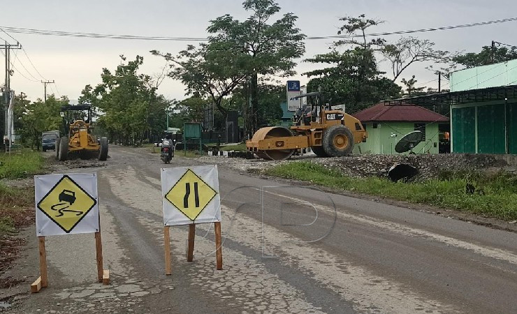 KERJA | Jalan Mayon kini sudah mulai dikerjakan secara emergency. (Foto: Kristin Rejang/Seputarpapua)