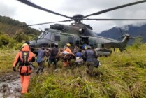 Korban dievakuasi ke Helikopter milik TNI AD untuk dibawa ke Timika. (Foto: SAR Timika)