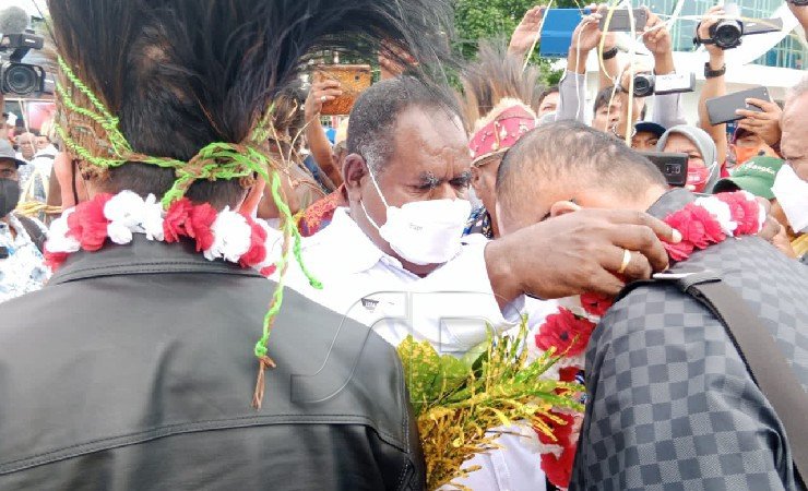 Bupati Kabupaten Asmat Elisa Kambu mengalungkan bunga kepada tim dari Komisi II DPR RI saat tiba di Kabupaten Merauke, Jumat (24/6/2022). (Foto: M.Dul/Seputarpapua)