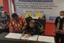 Bupati Asmat Elisa Kambu, Rektor Unmus Merauke Beatus Tambaip dan Rektor UNY Sumaryanto menandatangani kerjasama di bidang pendidikan. (Foto: Emanuel)