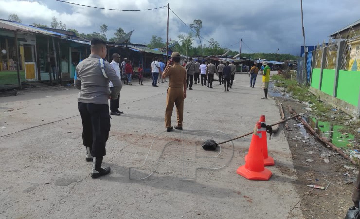 BUKA | Keluarga korban kasus kecelakaan di sekitar pelabuhan Poumako, Distrik Mimika Timur, Mimika, Papua, bersama aparat setempat membuka blokade jalan, Senin (27/6/2022). (Foto: Ist)