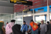 Jamaah haji di terminal keberangkatan Bandara Mozes Kilangin Timika. (Foto: Anya Fatma/Seputarpapua)