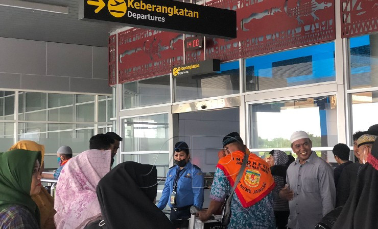 Jamaah haji di terminal keberangkatan Bandara Mozes Kilangin Timika. (Foto: Anya Fatma/Seputarpapua)