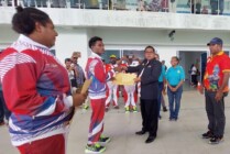 Pemberian hadiah kepada atlet yang bertanding di ajang Peka Paralimpik Pelajar Provinsi Papua. (Foto: Vidi/Seputarpapua)