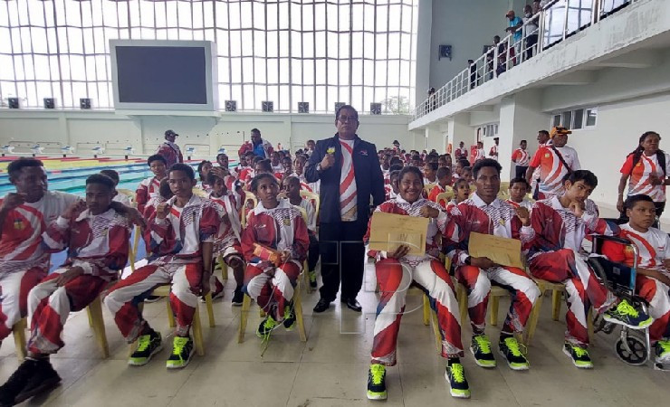 Ketua Umum NPC Papua, H. Jaya Kusuma foto bersama atlet pelajar. (Foto: Vidi/Seputarpapua)