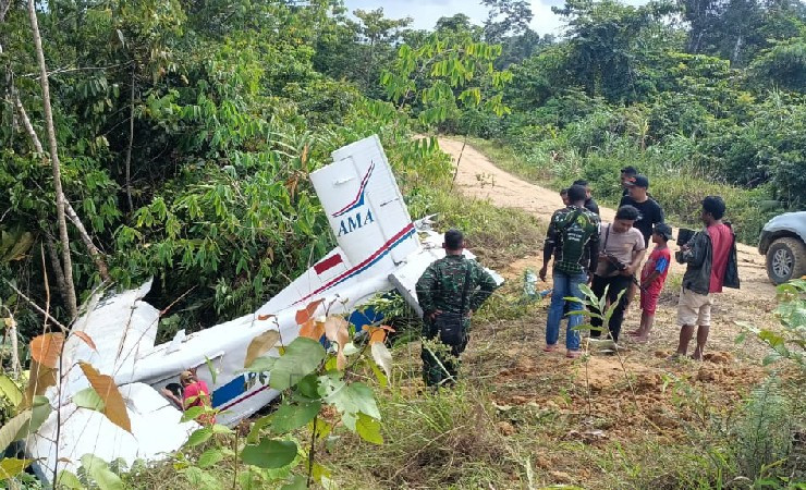 MENDARAT | Pesawat milik Associated Mission Aviation (AMA) jenis Pilatus PC-6/B2-H4 Turbo Porter PK-RCQ mendarat darurat di Kampung Molof, Distrik Senggi, Kabupaten Keerom, Papua, Selasa (28/6/2022). (Foto: Ist)