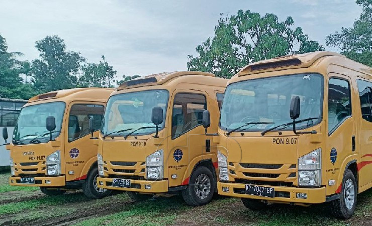 Mikro bus yang terparkir di Kantor Dinas Perhubungan Kabupaten Mimika. (Foto: Kristin Rejang/Seputarpapua)