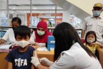 IMUNISASI | Pemberian imunisasi kepada anak-anak oleh petugas Dinas Kesehatan Mimika. (Foto: Anya Fatma/Seputarpapua)