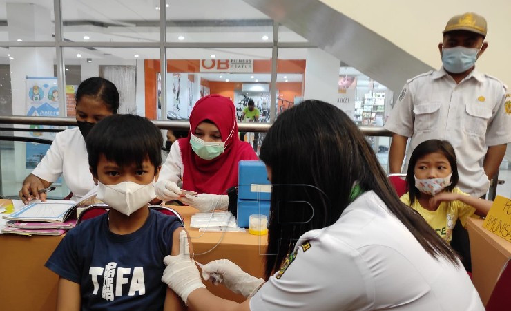 IMUNISASI | Pemberian imunisasi kepada anak-anak oleh petugas Dinas Kesehatan Mimika. (Foto: Anya Fatma/Seputarpapua)