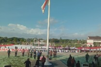 Masyarakat di Merauke membentangkan Bendera Merah Putih sepanjang 75 meter sebagai rasa ucapan syukur disahkannya Provinsi Papua Selatan, Kamis (30/6/2022).