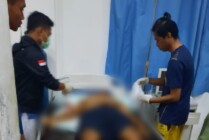 Jazad korban saat dibersihkan petugas medis. (Foto: Ist)