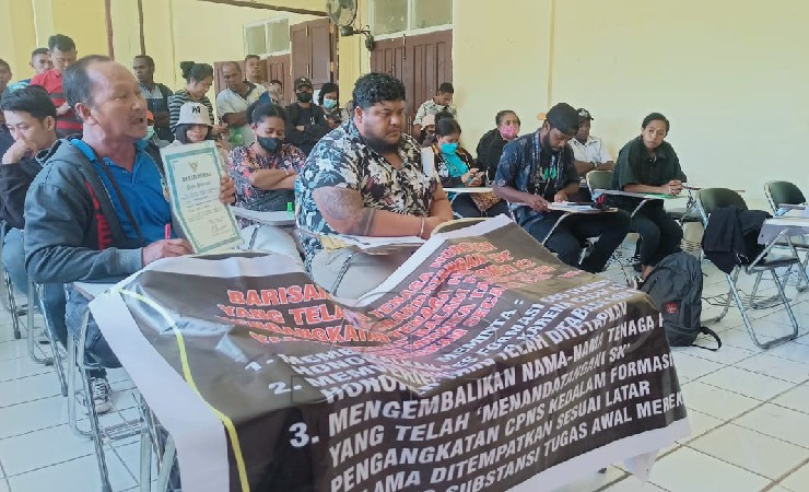 Para honorer saat bertemu dengan kepada BKD Kabupaten Mimika, Jumat (1/6/2022). (Foto: Kristin Rejang/Seputarpapua)