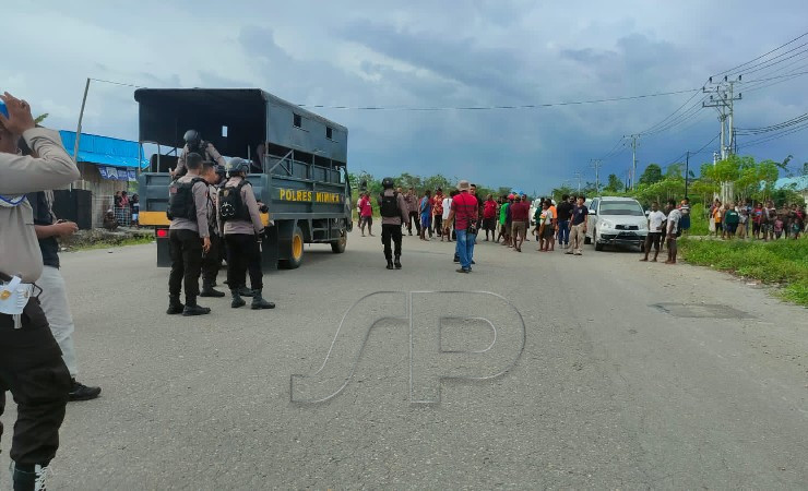 Situasi terakhir di jalan poros area Irigasi, Mimika, Papua Tengah, Jumat sore (1/7/2022). (Foto: Saldi/Seputarpapua)