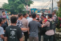 HENTIKAN | Polisi saat menghentikan aksi pemukulan yang terjadi di depan gerbang Sentra Pelayanan Terpadu Polres Mimika, Papua Tengah, Jumat (1/7/2022). (Foto: Saldi/Seputarpapua)