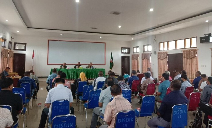 Pj Bupati Mappi Michael R. Gomar memimpin rapat pembentukan panitia HUT ke 77 Kemerdekaan RI, Sabtu (2/7/2022). (Foto: Ist)
