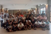 Foto bersama peserta beasiswa, pengelola YPL dan pengurus YPMAK usai monitoring di Tomohon, Sulawesi Utara, Selasa (6/7/2022). (Foto: Yonri/Seputarpapua)