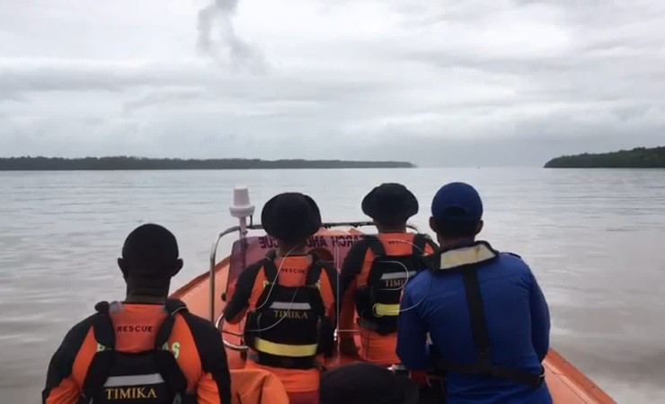 CARI | Tim SAR gabungan melakukan pencarian 11 korban tenggelamnya KM Usaha Baru di perairan Distrik Amar, Kabupaten Mimika, Papua Tengah. Foto: Humas SAR Timika