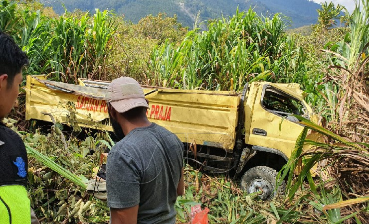 Kendaraan truk milik Satpol PP Pemkab Puncak yang alami kecelakaan di Kampung Tukwi, Distrik Gurag, Selasa (5/7/2022). (Foto: Humas Polda Papua)