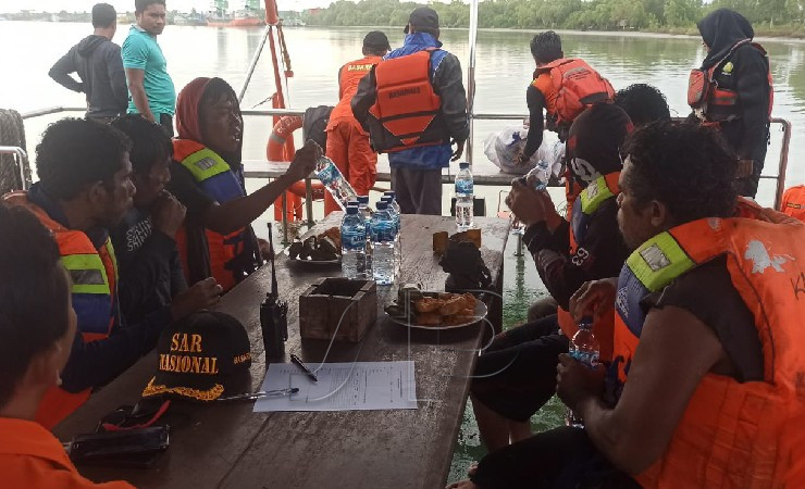 Kru KM Bulu Saruang yang berhasil dievakuasi Tim SAR Merauke, Rabu (6/7/2022). (Foto: Humas SAR Merauke)