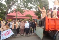 Wakil Ketua DPRD Merauke Almarotus Solikah menemui mahasiswa di pinggir Jalan Brawijaya, depan Kantor DPRD Merauke. (Foto: Emanuel)