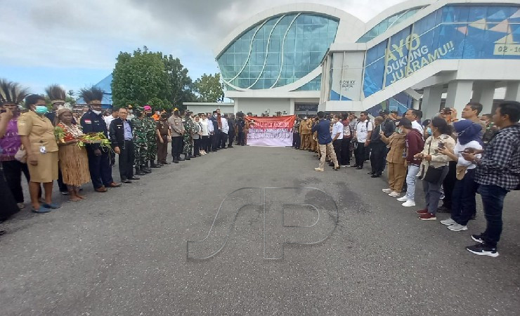 Suasana penjemputan Bupati Merauke Romanus Mbaraka dan rombongan Tim PPS di Bandara Mopah Merauke, Senin (11/7/2022)