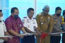 PITA | Gunting pita sebagai tanda pembukaan penerbangan perdana Batik Air rute Timika - Surabaya. (Foto: Ist)