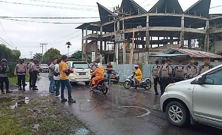 BUBARKAN | Aparat kepolisian membubarkan sekelompok warga yang hendak melakukan aksi 14 Juli di Timika, Mimika, Papua Tengah, Kamis (14/7/2022). (Foto: Ist)
