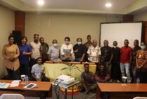 Tim monitoring YPMAK dan peserta beasiswa foto bersama usai lakukan monitoring dan evaluasi di Kota Jayapura. (Foto: Humas YPMAK)