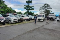 Sejumlah kendaraan ambulans disiapkan di Timika untuk penjemputan para korban aksi penyerangan KKB di Nduga. (Foto: Saldi/Seputarpapua)