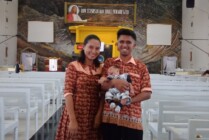 Fransina Ririhena besama suami Joshua Wutwensa berfoto dengan anaknya yang baru berusia 3 bulan di Gereja. (Foto: Ist)