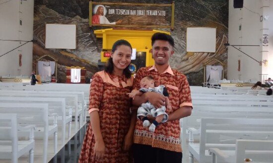 Fransina Ririhena besama suami Joshua Wutwensa berfoto dengan anaknya yang baru berusia 3 bulan di Gereja. (Foto: Ist)