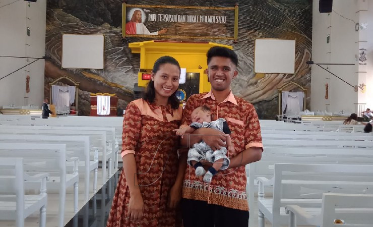 Fransina Ririhena besama suami Joshua Wutwensa berfoto dengan anaknya yang baru berusia 3 bulan di Gereja. (Foto: Ist)