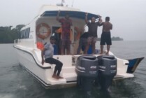 TEMUKAN | Speedboat milik Pemerintah Papua yang memuat anggota DPRP dan sebelumnya dilaporkan hilang kontak, ditemukan pada Minggu sore, 17 Juli 2022. (Foto: Humas Polda Papua)