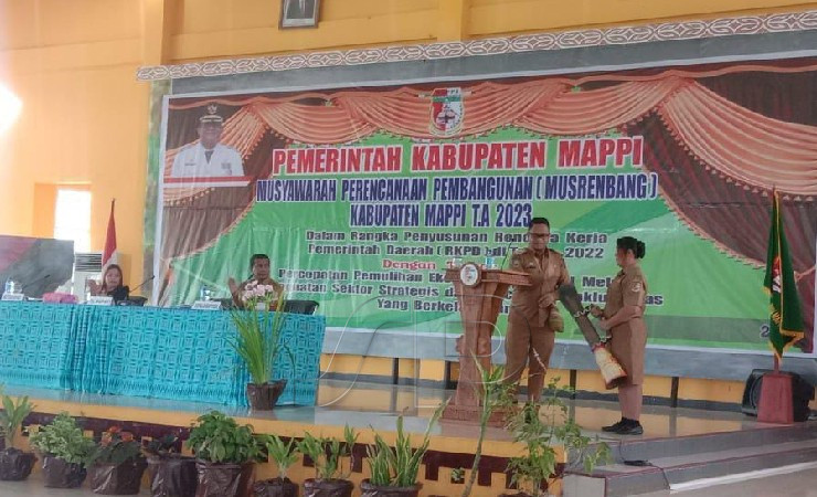 Pj Bupati Mappi, Michael Gomar saat membuka kegiatan Musrenbang Kabupaten Mappi ditandai dengan pemukulan tifa. (Foto: Ist/Seputarpapua)