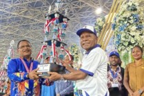 Bupati Kabupaten Jayapura Matius Awaitouw memberikan piala kepada Kadistrik Sentani Timur, Senin (18/7/2022). (Foto: Vidi/Seputarpapua)