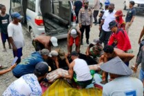 Dua jenazah pendulang tradisional yang hanyut di kali kabur Mile 36, Selasa (19/7/2022), hendak dibawa ke rumah duka di jalan poros SP 2-SP 5 (jalan Caritas). (Foto: Ist)