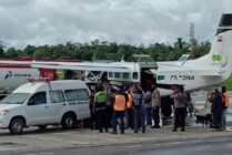 Proses evakuasi terhadap jenazah almarhum Roy Manampiring yang diterbangkan dari Nduga menuju Mimika, pada Kamis, 21 Juli 2022. (Foto: Arifin/Seputarpapua)