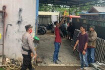 Polisi melakukan olah TKP kejadian gantung diri seorang pria di Timika, Sabtu (23/7/2022). (Foto: Ist)