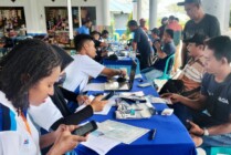 Proses registrasi Subsidi Tepat MyPertamina di booth registrasi yang berada di Pasar Sentral Timika. (Foto: Saldi/Seputarpapua)