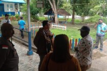 Pj Bupati Mappi Michael Gomar saat berkunjung ke Distrik Nambaiman Bappai. (Foto: Ist)