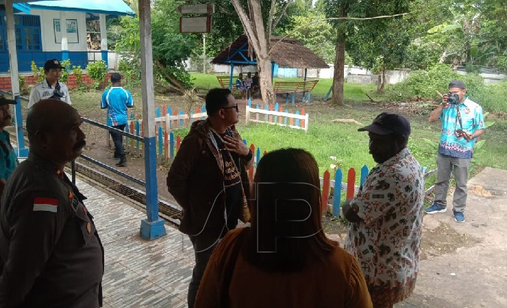 Pj Bupati Mappi Michael Gomar saat berkunjung ke Distrik Nambaiman Bappai. (Foto: Ist)