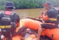 PENCARIAN | Tim SAR melakukan pencarian balita yang diduga jatuh dari pelabuhan dengan menyisir anak sungai di sekitaran wilayah Poumako hingga ke muara, Selasa (26/7/2022). (Foto: SAR Timika)