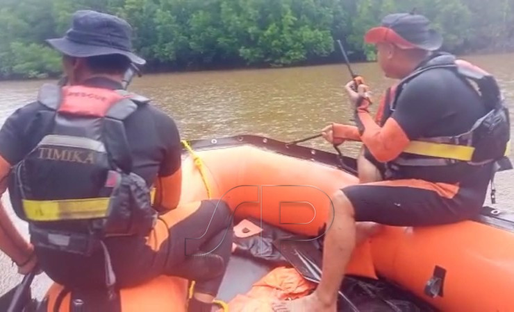 PENCARIAN | Tim SAR melakukan pencarian balita yang diduga jatuh dari pelabuhan dengan menyisir anak sungai di sekitaran wilayah Poumako hingga ke muara, Selasa (26/7/2022). (Foto: SAR Timika)