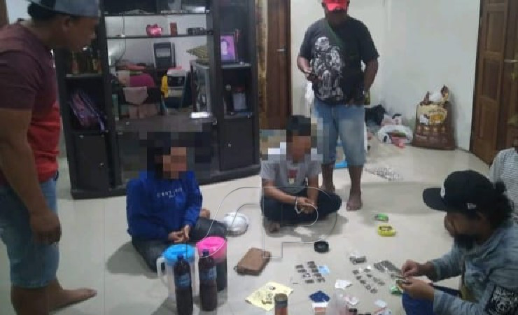 PENANGKAPAN | Tim Satresnarkoba Polres Mimika melakukan penangkapan dan pengeledahan ibu dan anak terkait kasus miras dan narkotika di Mimika, Papua Tengah, pada Senin, 25 Juli 2022. (Foto: Ist)