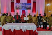 Foto bersama Wamen Dalam Negeri Jhon W. Wetipo, bersama sejumlah bupati Mepago, Forkopimda Papua dan Anggota DPR RI. (Foto: Papua.go.id)