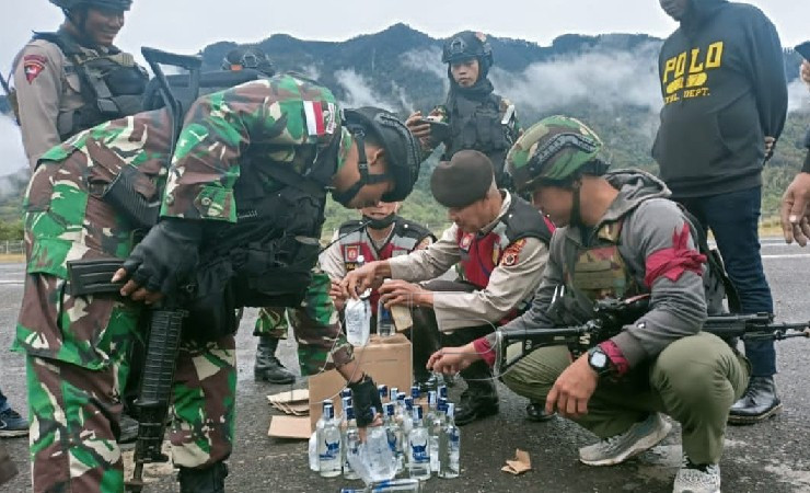 GAGALKAN | Petugas TNI-Polri menggagalkan upaya penyeludupan minuman keras beralkohol dari Timika ke Sugapa, Kabupaten Intan Jaya. (Foto: Ist)